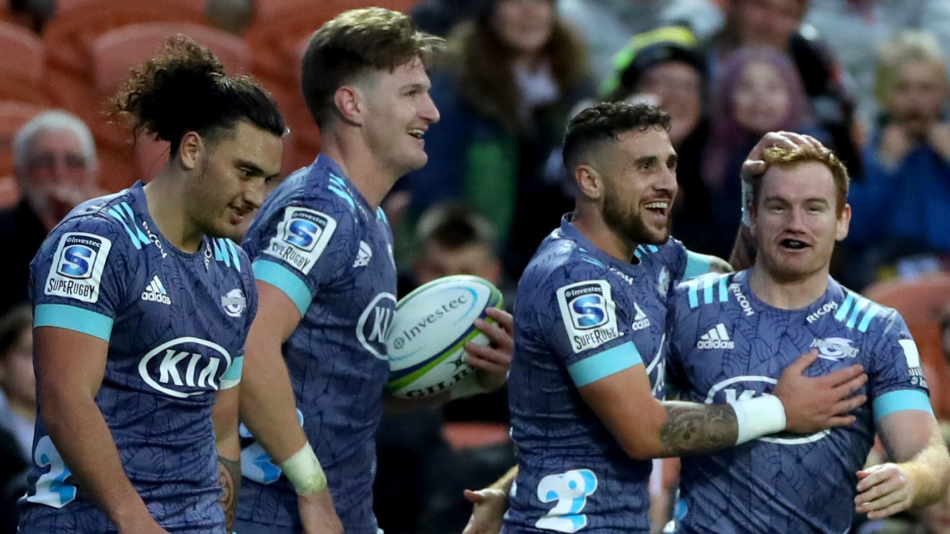Hurricanes fight off red card to beat Chiefs