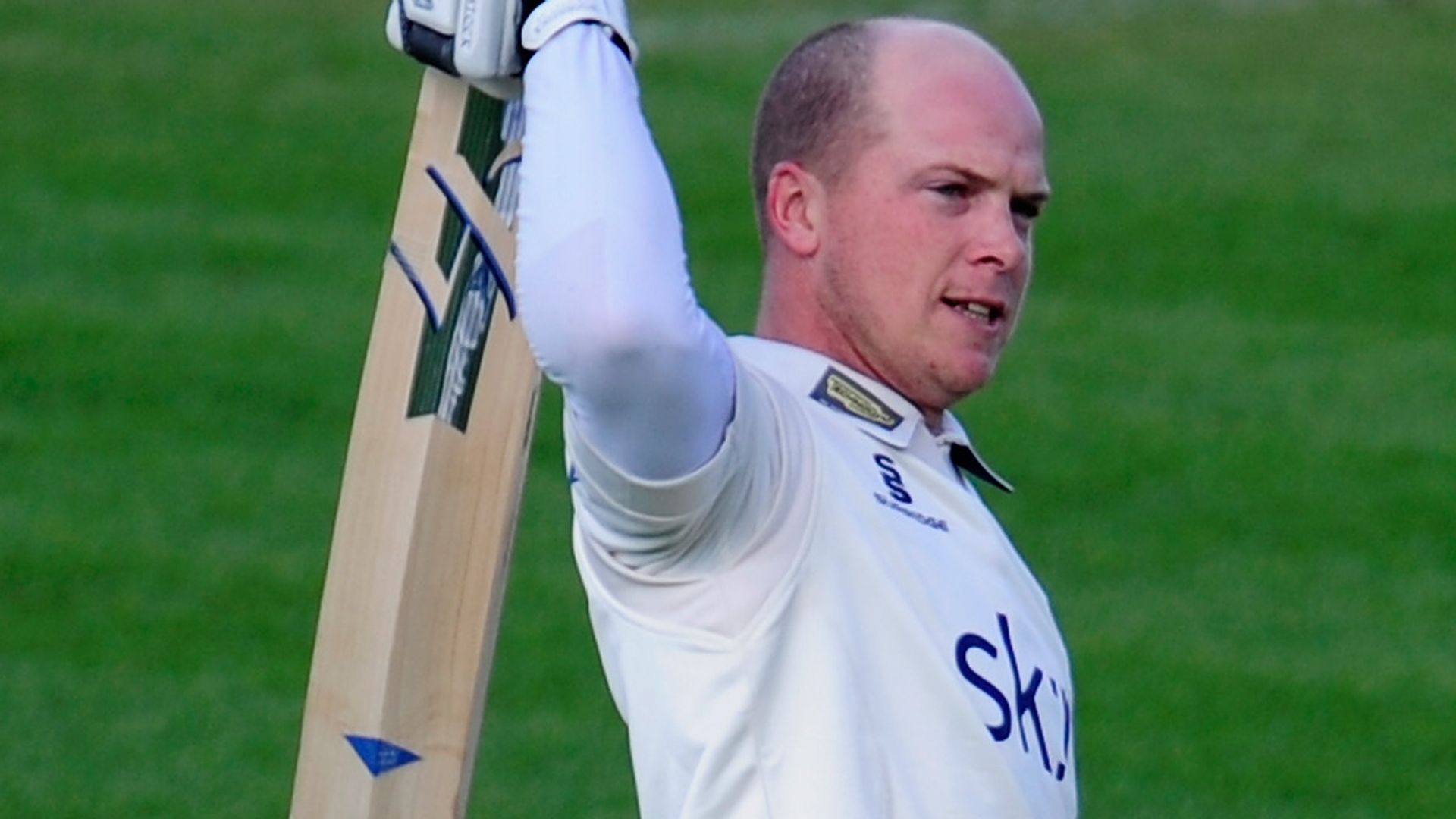 Former England 'keeper Ambrose to retire