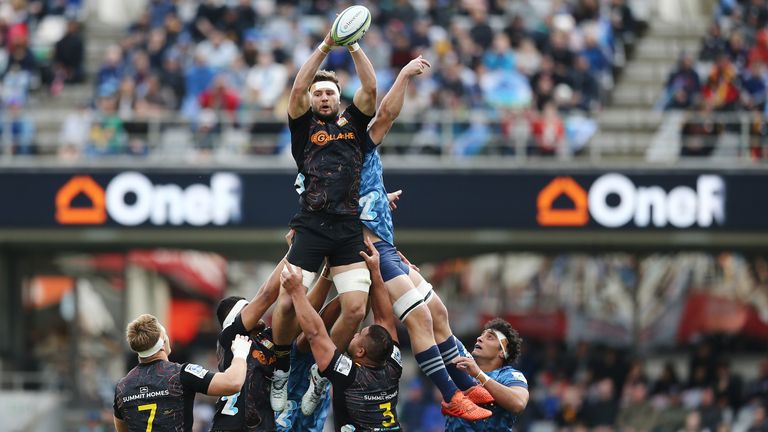 Lachlan Boshier takes a lineout ball for the Chiefs against the Blues