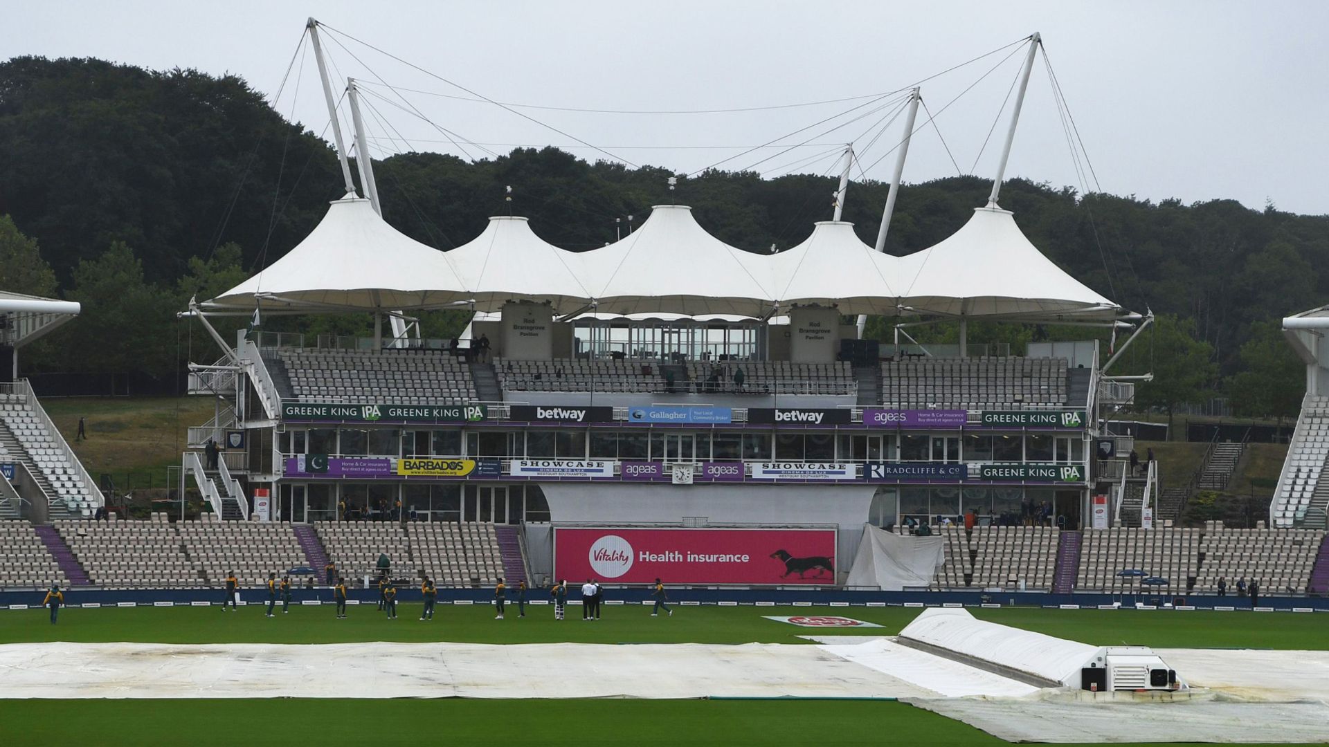 Hussain slams 'disgraceful' Test delay