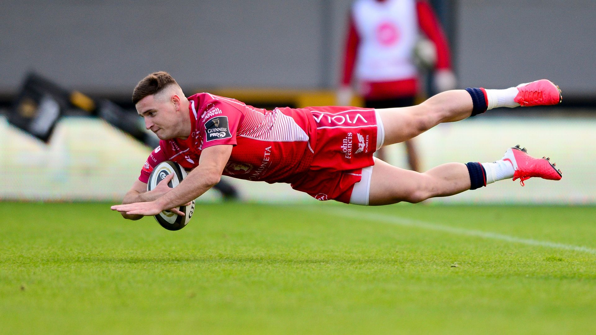 Scarlets outclass Dragons