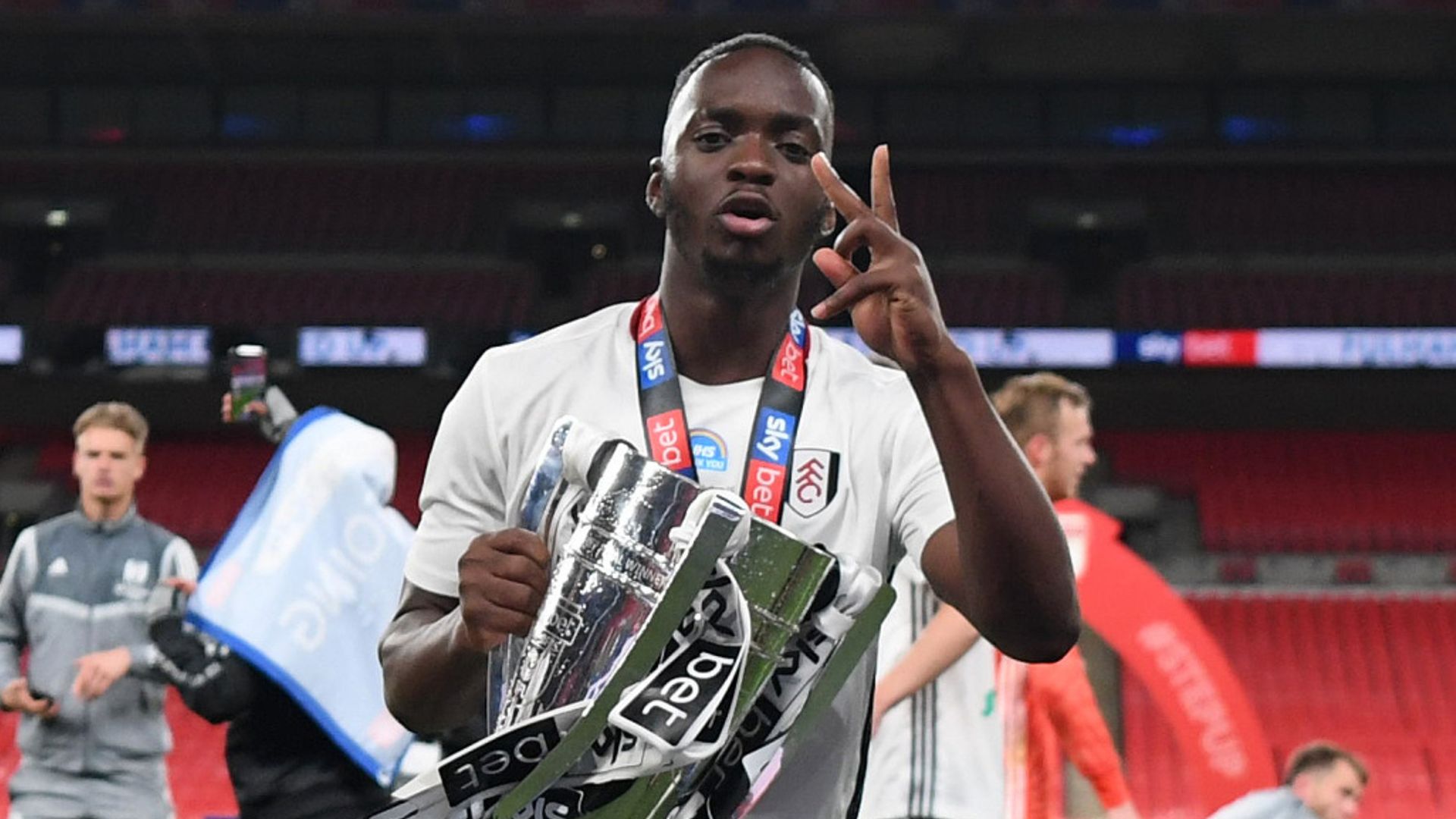 Kebano signs new Fulham deal