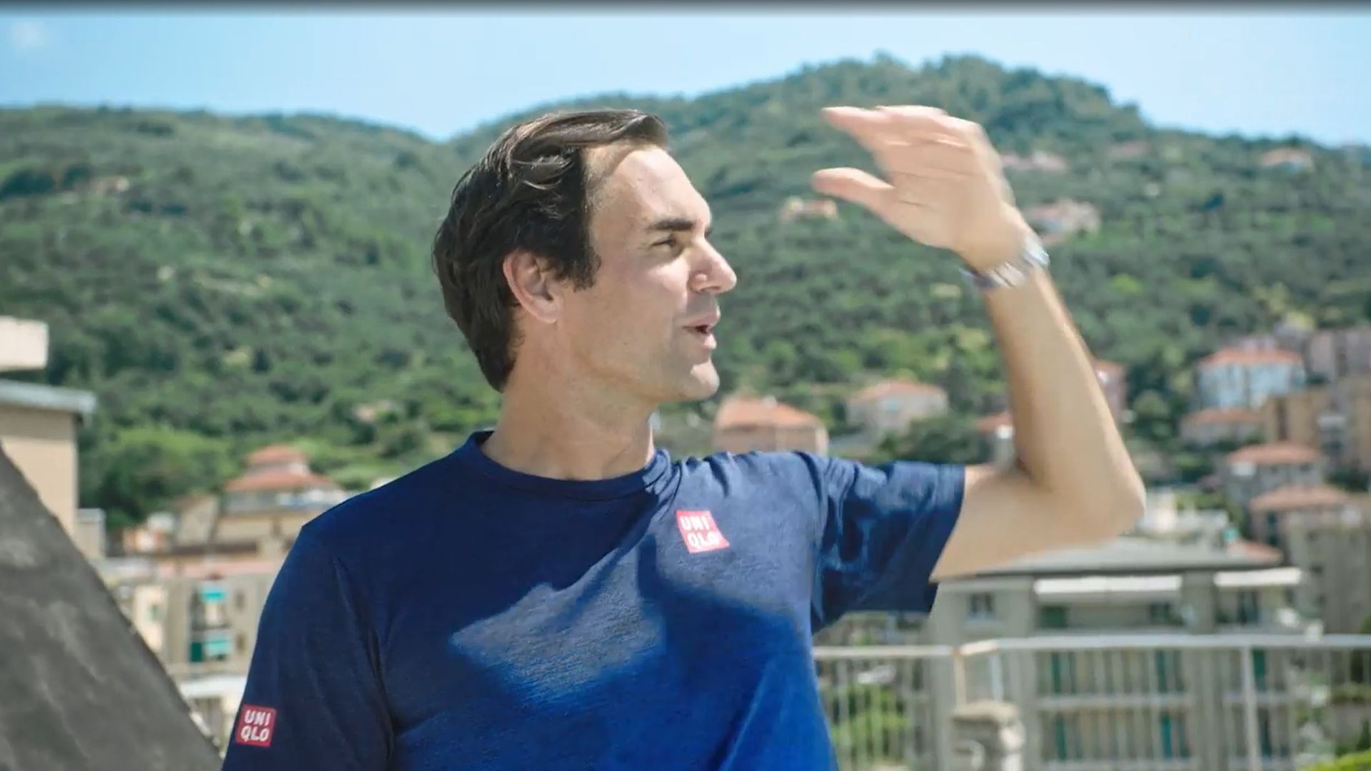 Federer surprises rooftop tennis youngsters