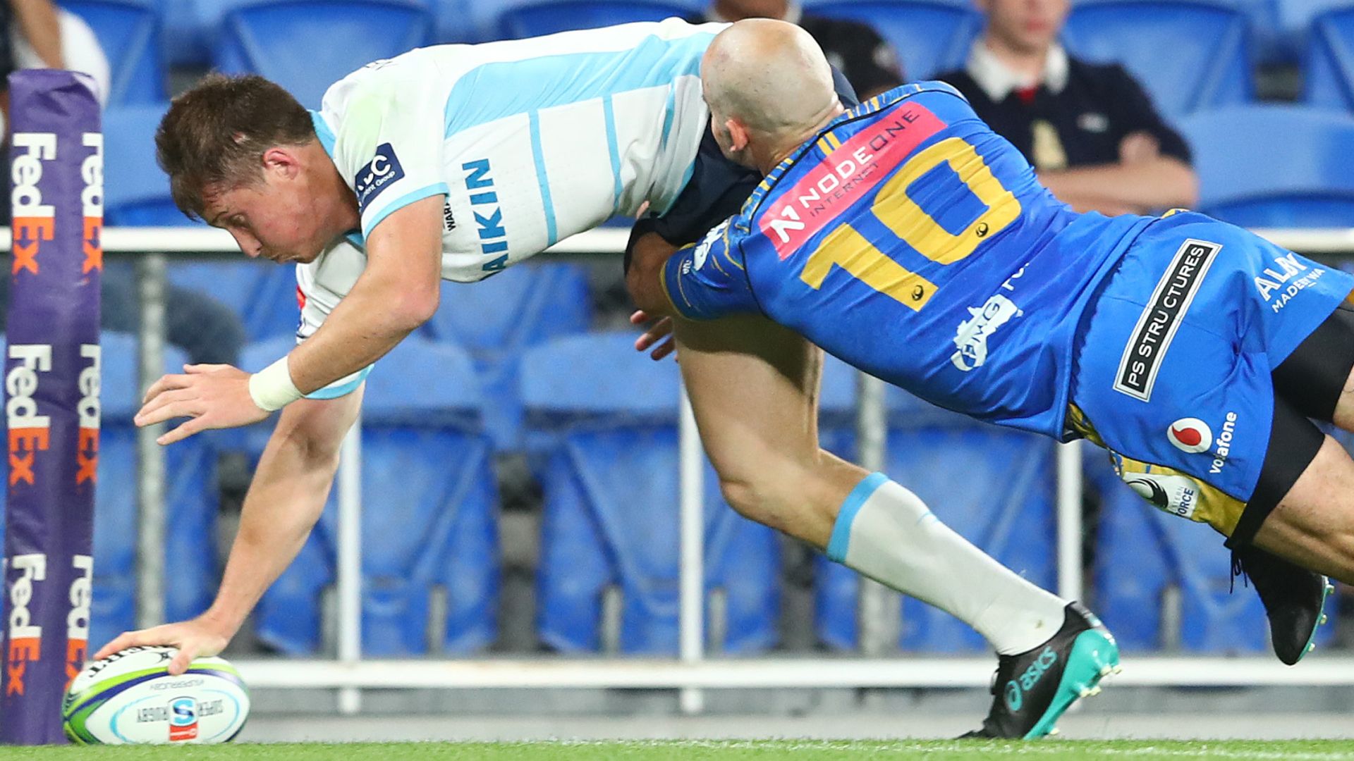 Waratahs beat Force to stay in play-off hunt