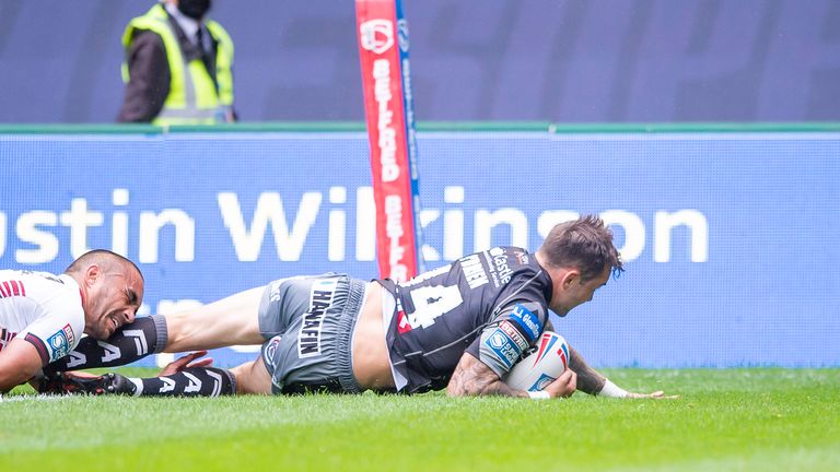 Gareth O'Brien scores a try for Castleford