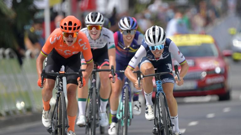 Deignan out-lunged Marianne Vos in a photo finish