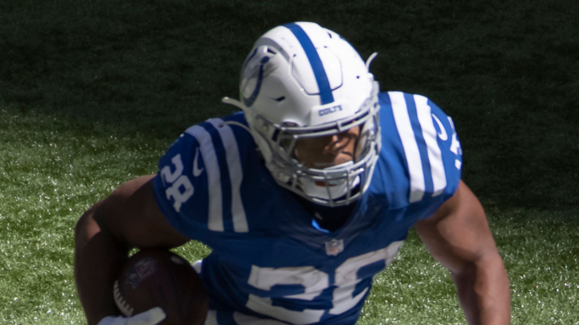 Taylor, Colts run all over blunt Vikings