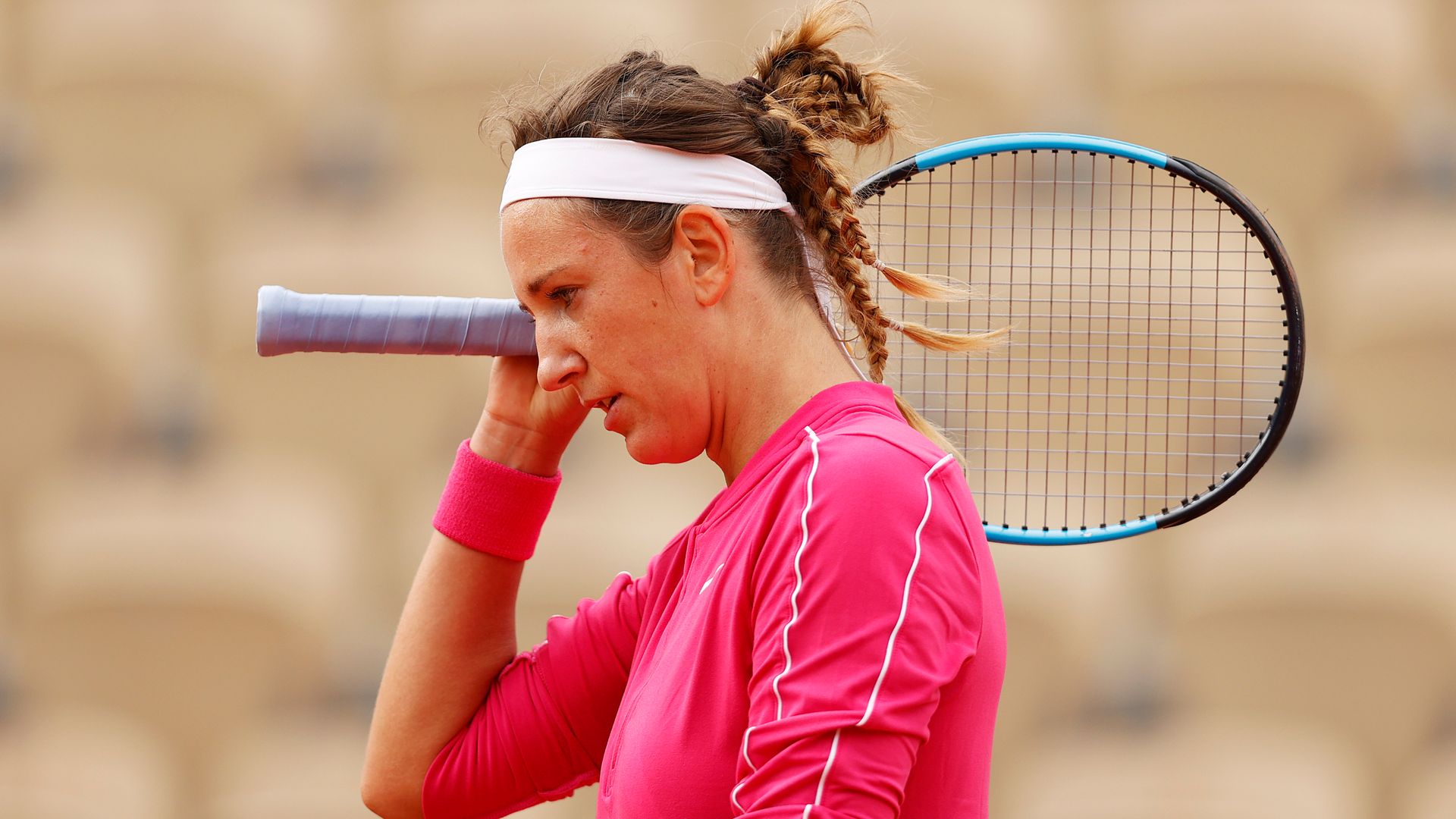 Azarenka crashes out of French Open