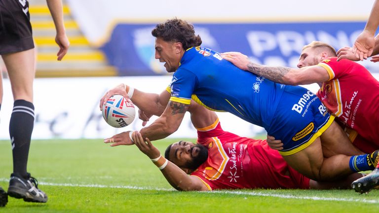 Catalans Samisoni Langi & Sam Tomkins can't prevent Warrington's Anthony Gelling from scoring a try.