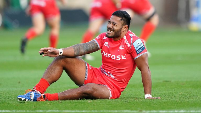 Manu Tuilagi appears injured before being substituted off