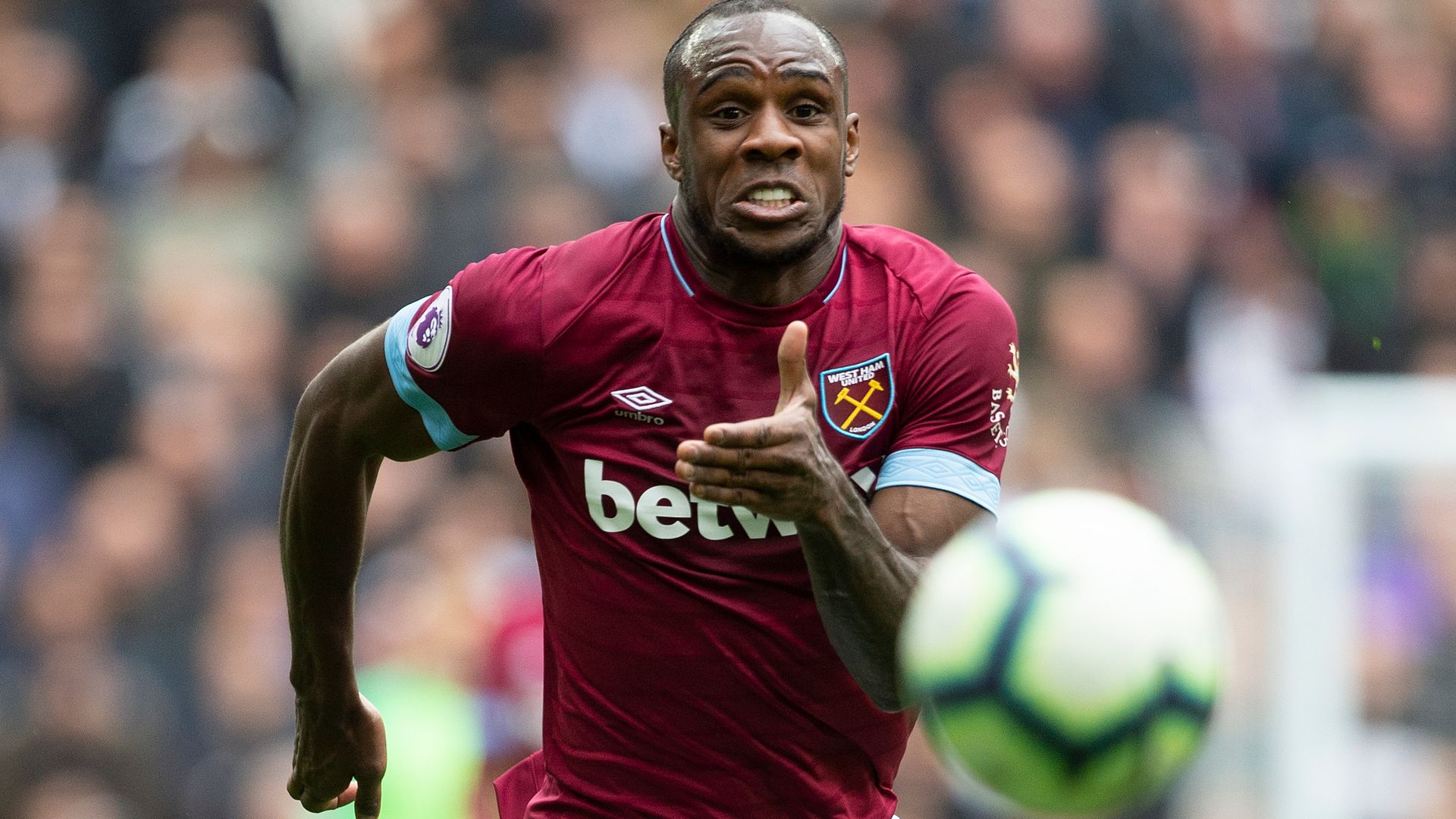 Antonio signs West Ham contract to 2023
