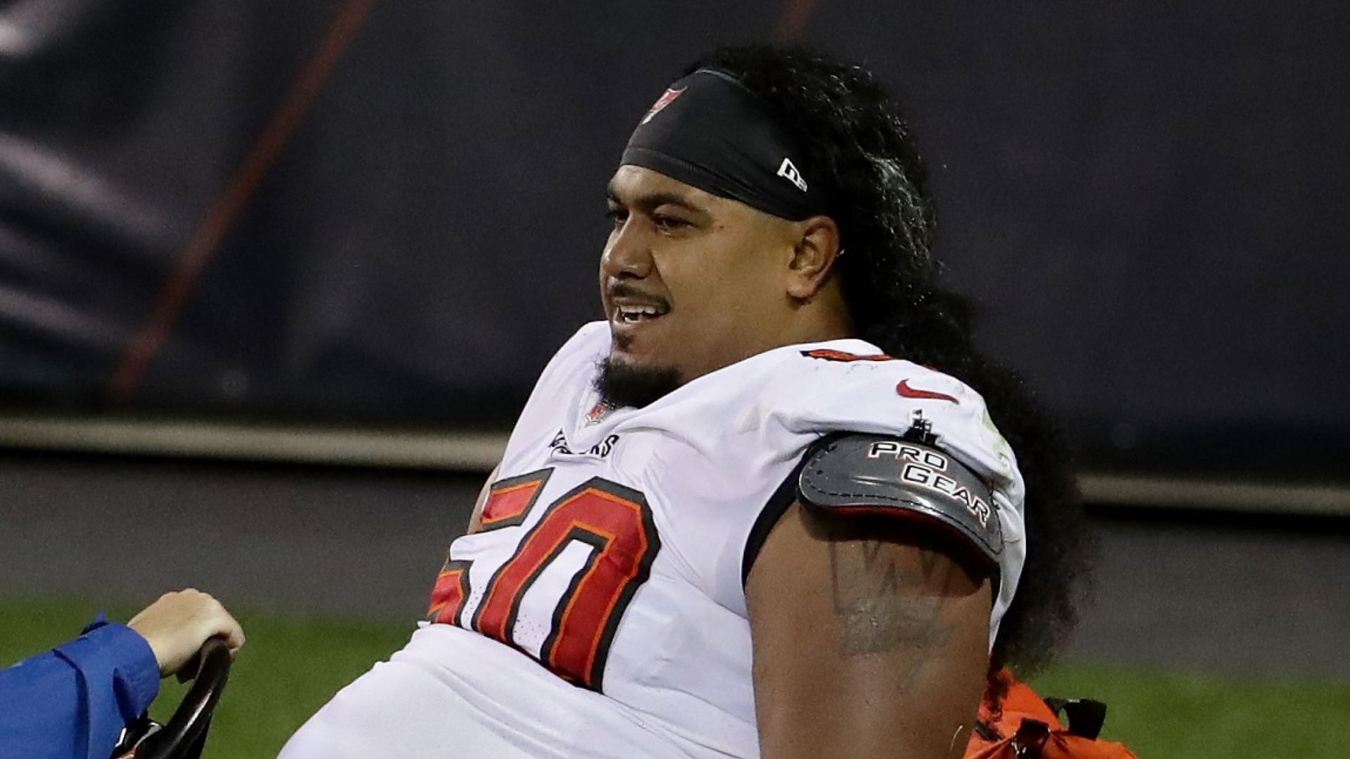 Buccaneers confirm broken leg for Vea