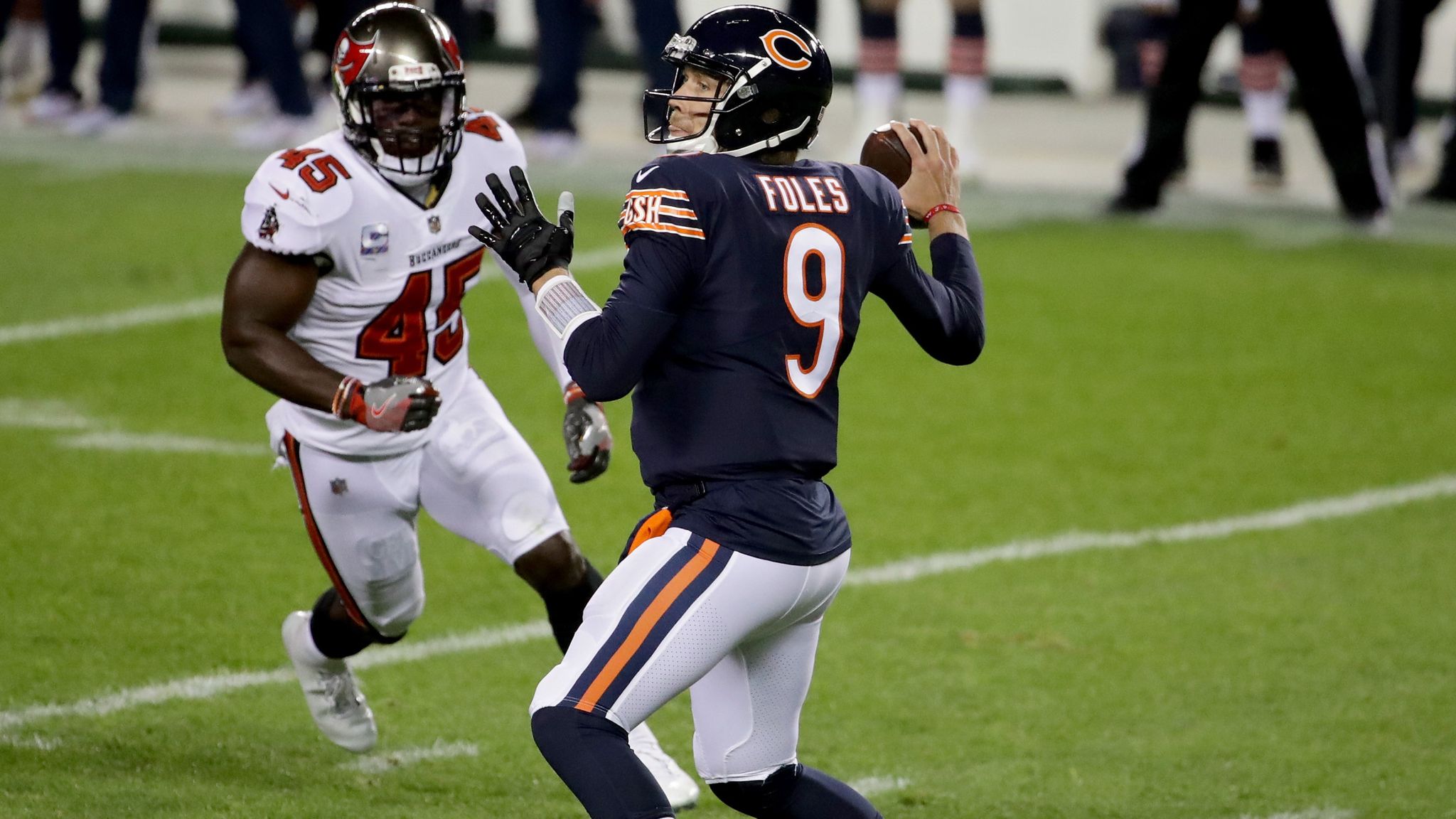 Beat-up Bucs fall to Bears, 20-19 on late field goal