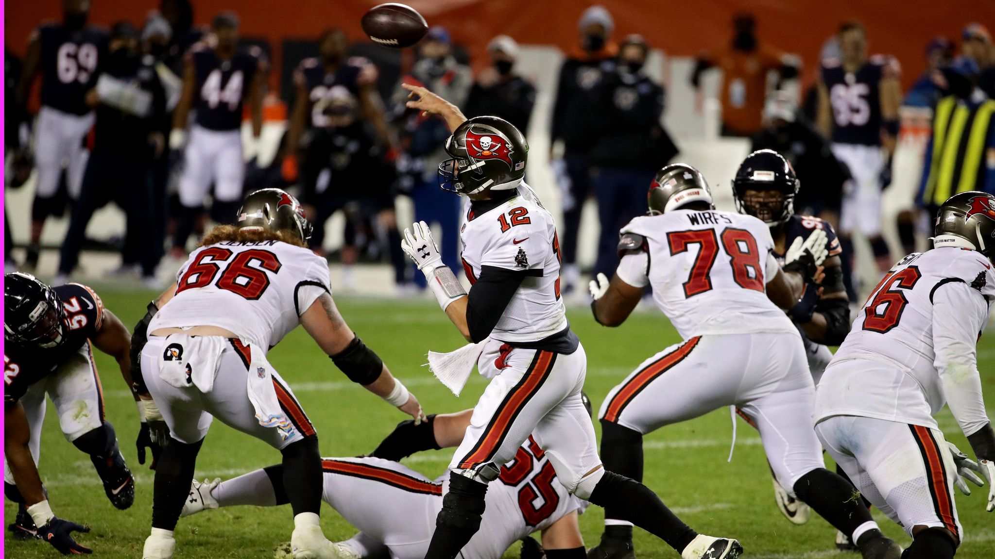 Beat-up Bucs fall to Bears, 20-19 on late field goal