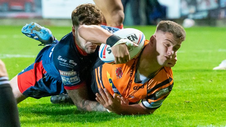 Jacques O'Neill forced his way over to put Castleford in front