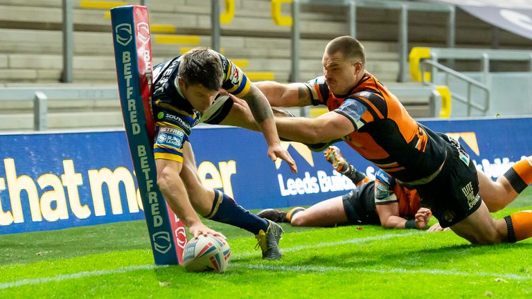 Tom Briscoe dives over in the corner for Leeds