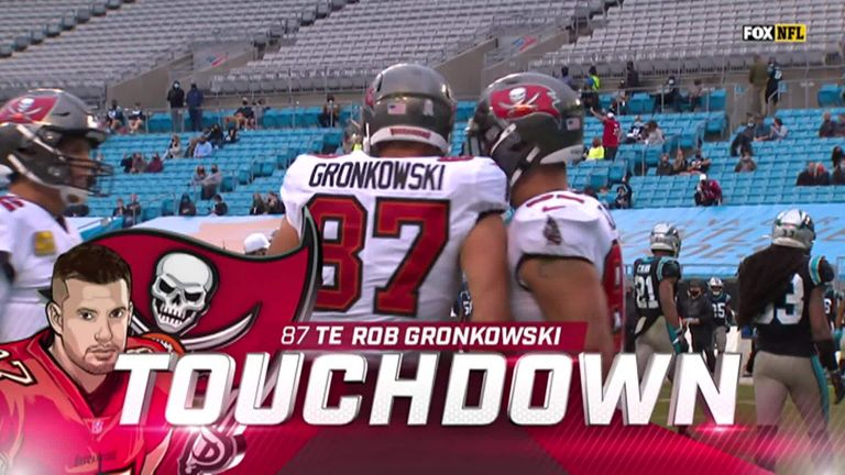 Brady finds Gronk to add to the Bucs' lead late on 