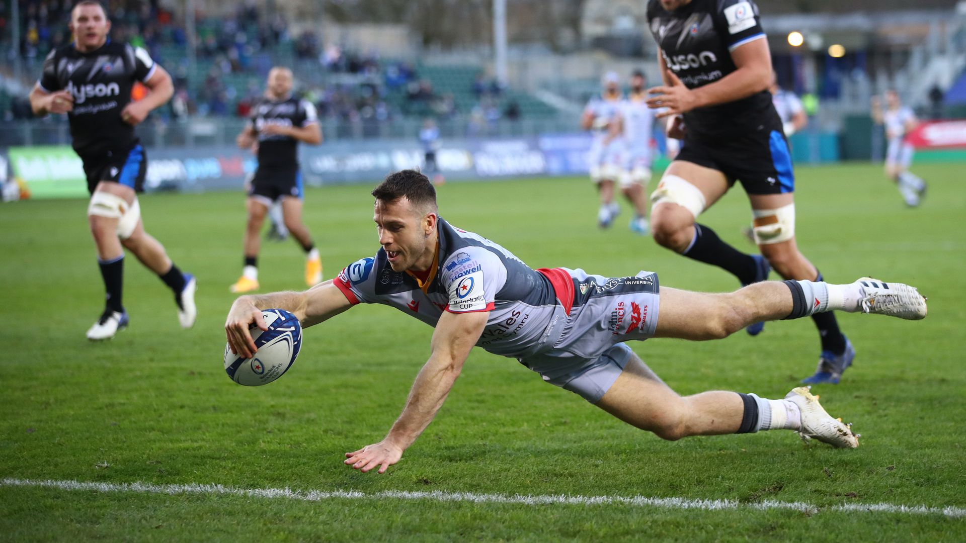 Scarlets hold on to beat Bath