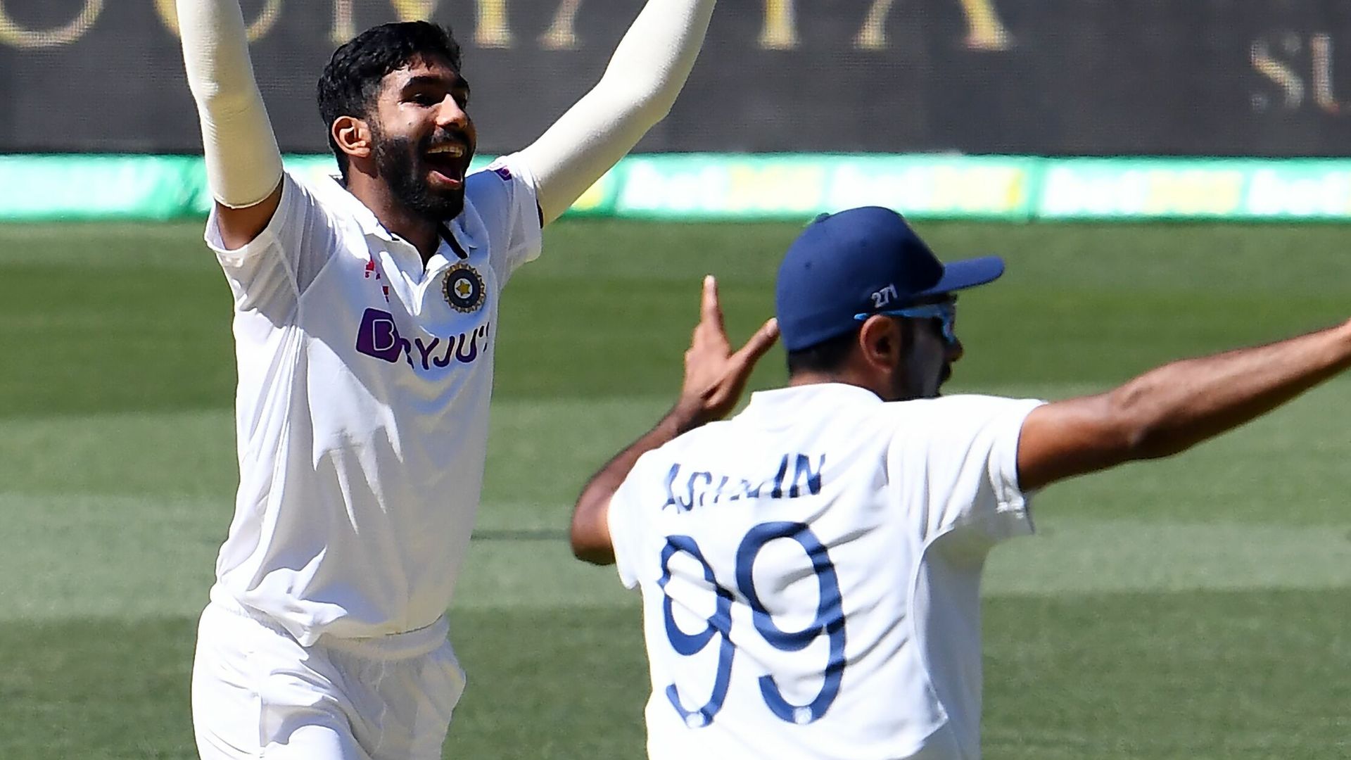 India lead Australia after absorbing 15-wicket day