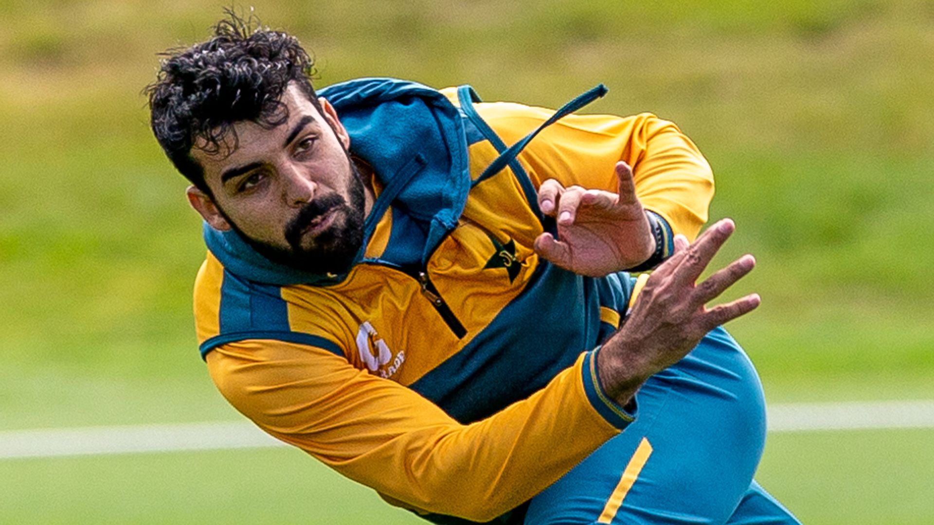 Shadab injured in another blow for Pakistan