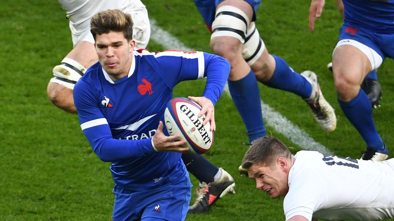 Matthieu Jalibert evades the tackle of Owen Farrell to set up Brice Dulin's try