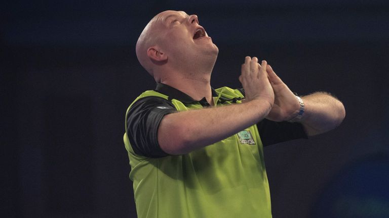 Michael van Gerwen mantuvo vivo sus sueños de una cuarta corona del Campeonato Mundial de Dardos, pero solo después de sobrevivir a un thriller contra Joe Cullen.