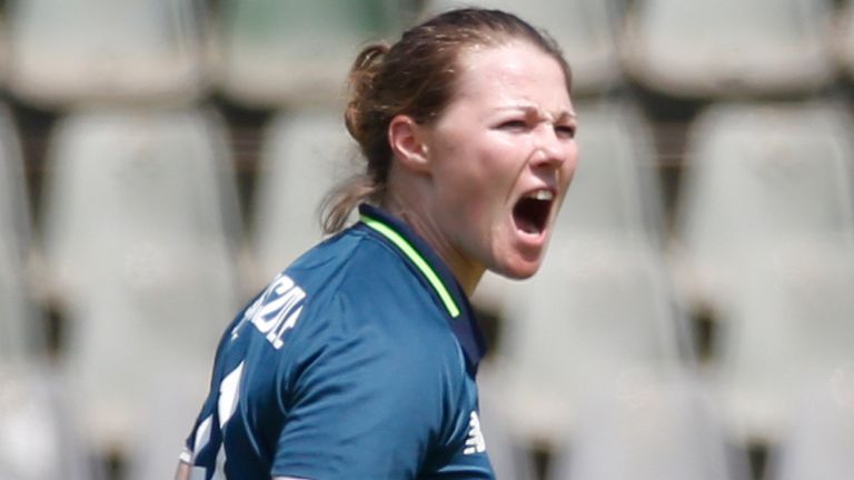 Anya Shrubsole ha tomado 90 terrenos ODI y 102 terrenos T20 para Inglaterra