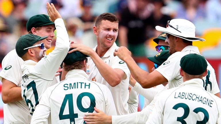 El australiano Josh Hazlewood terminó con 5-57 en la cuarta prueba contra India en Brisbane