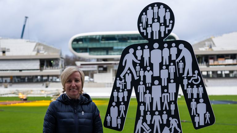 Lauren Clark, l'épouse de Willis, debout à côté du logo de Prostate Cancer UK