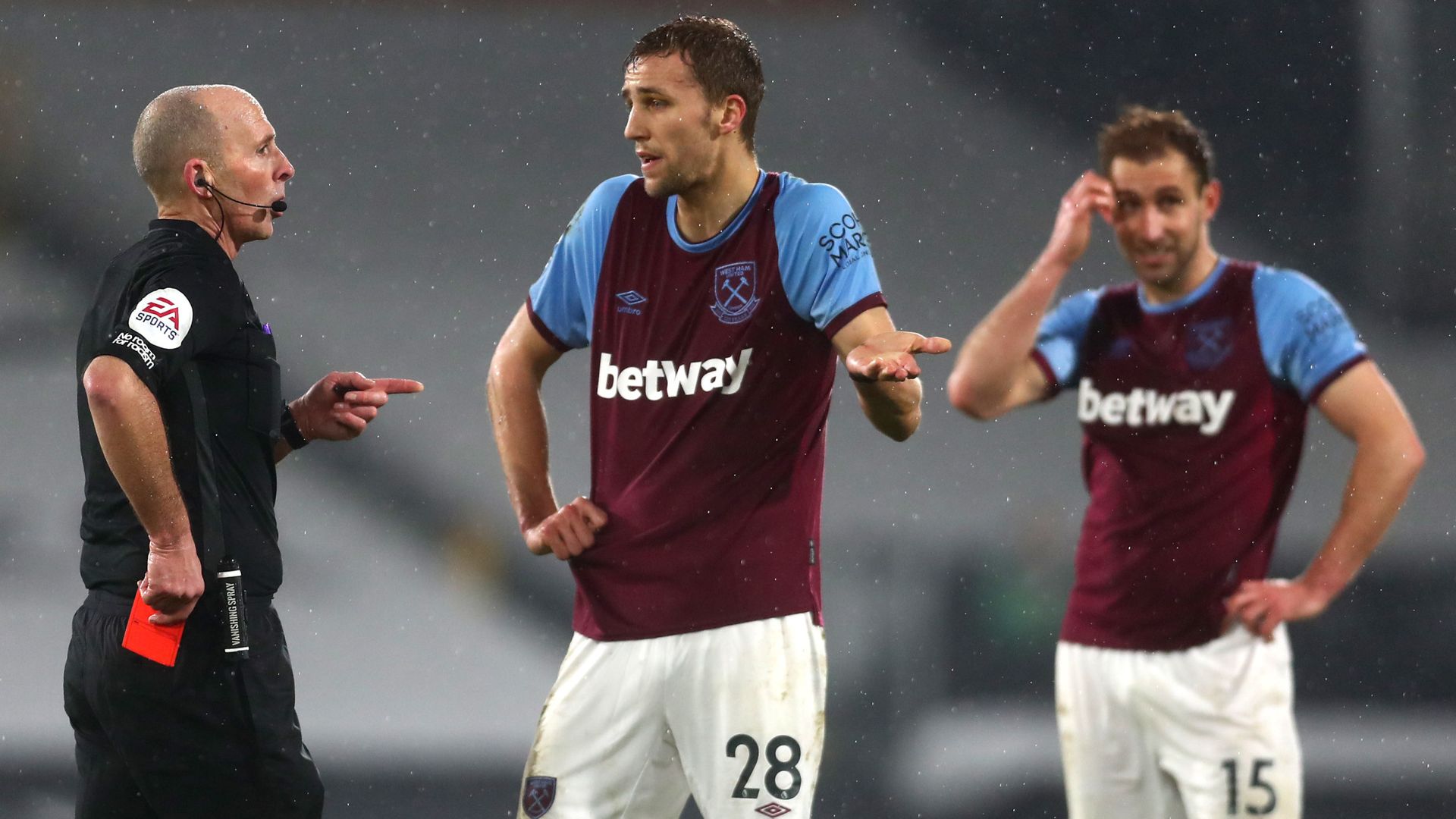 Controversial Soucek red as Fulham hold Hammers