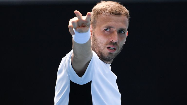 Brit Dan Evans sa vo štvrtok stretne s mladým Lorenzom Musetti