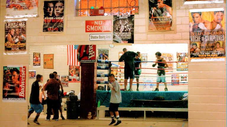 `` The Texas Tornado '' supervise désormais les séances d'entraînement dans sa salle de boxe