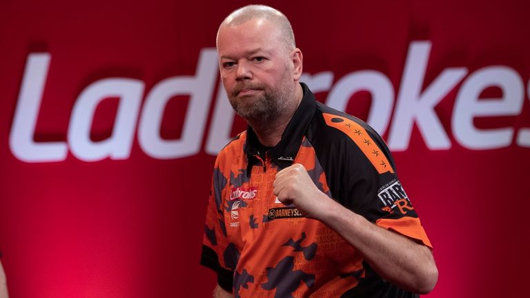 Raymond van Barneveld vergrootte zijn kansen op kwalificatie voor het WK van juli