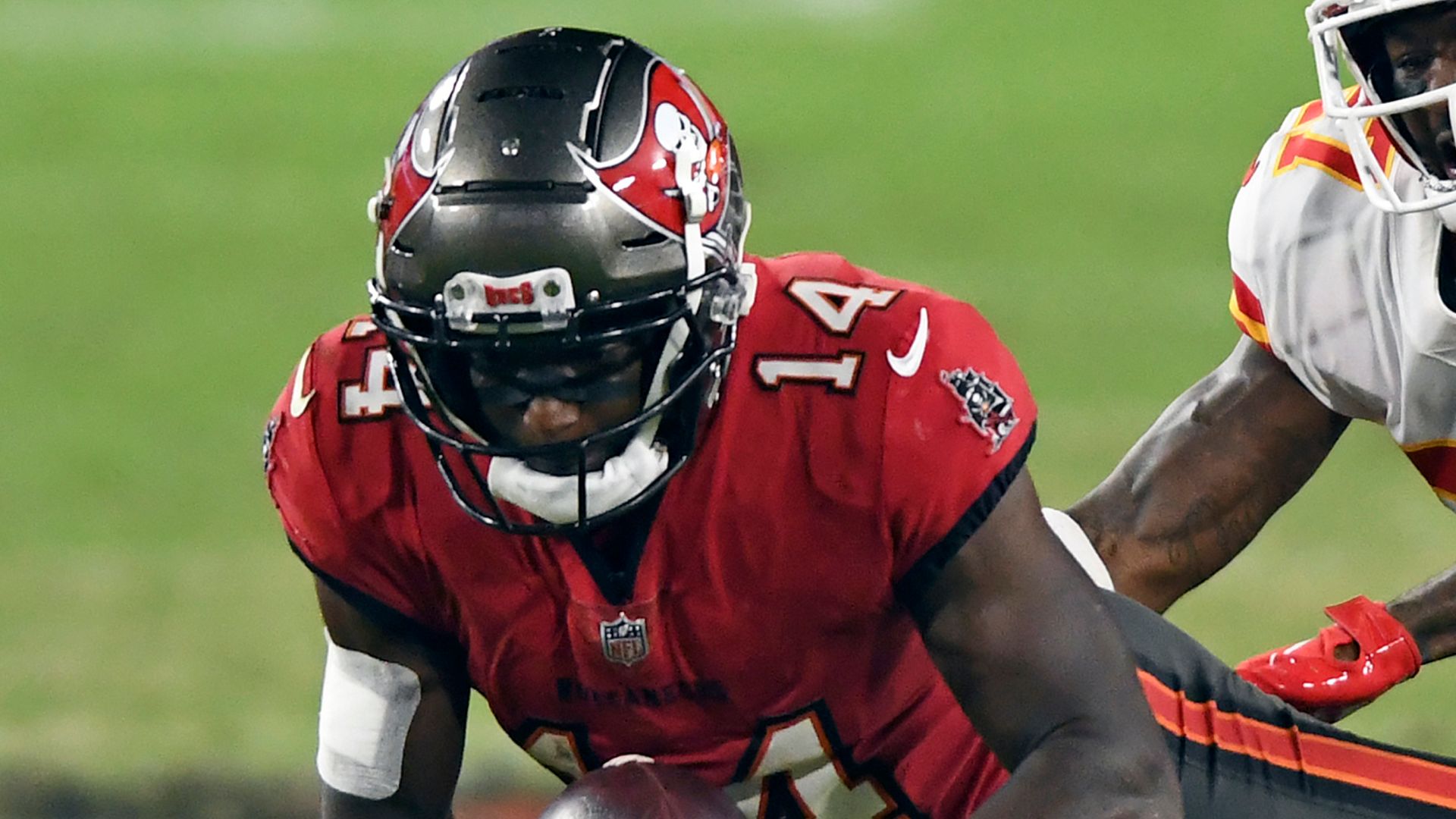 Bucs tag WR Godwin, extend LB David