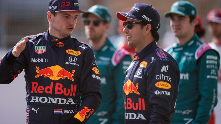   Max Verstappen avec son nouveau coéquipier Red Bull, Sergio Perez, qui sera dans la voiture samedi