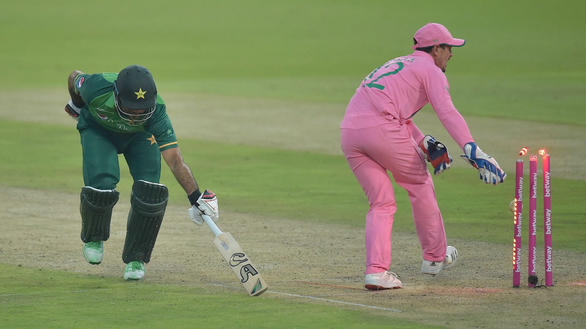 Was De Kock in the wrong for Fakhar's run out?