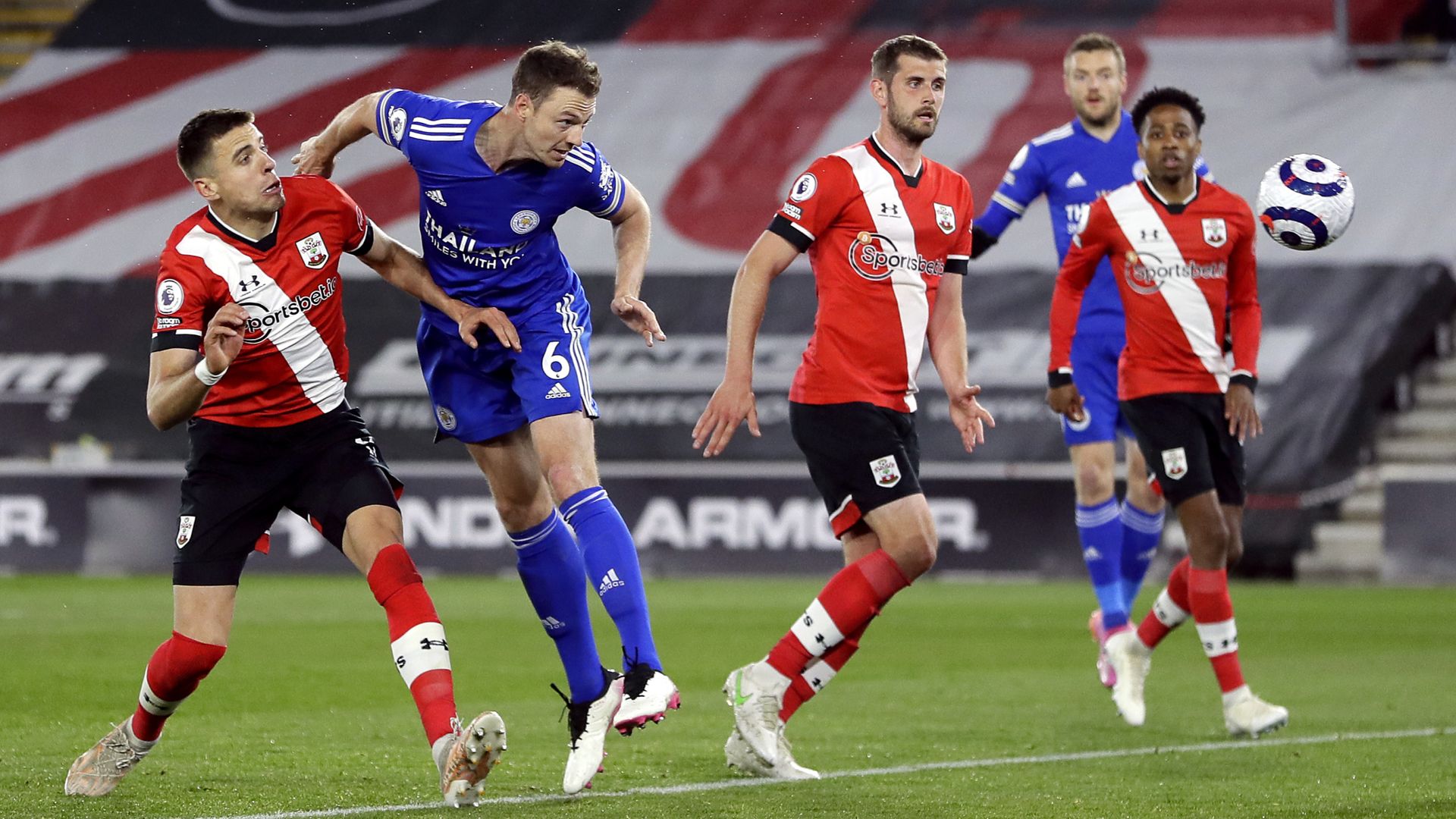 Evans earns point for Leicester at 10-man Saints