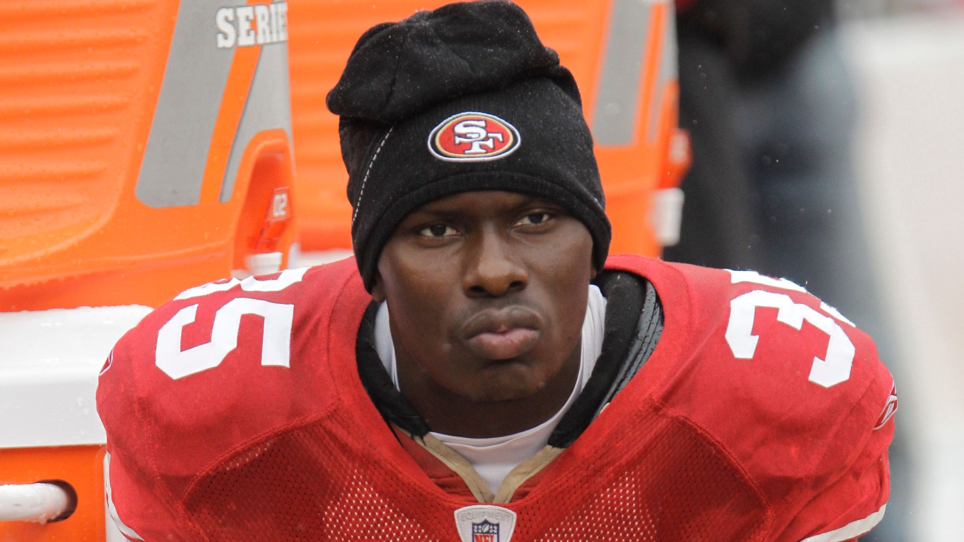 Former NFL star shot five dead before killing himself, police say