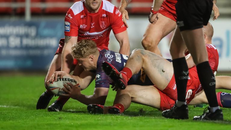  Aaron Smith scores a try