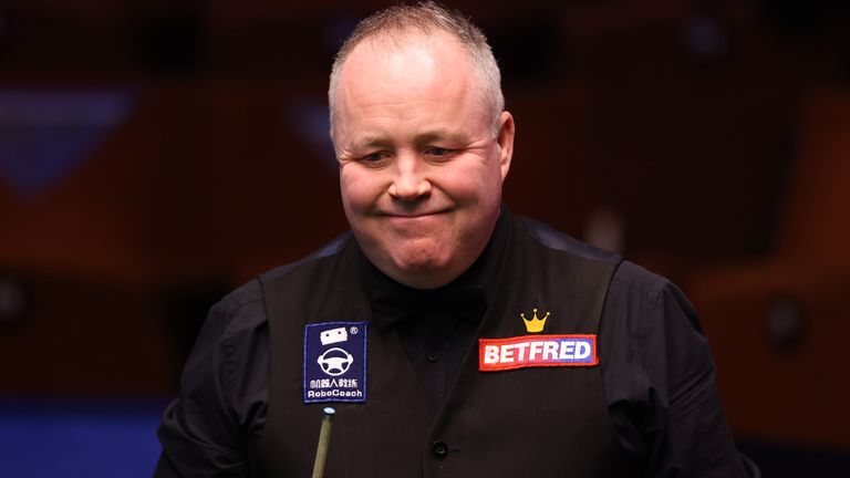 John Higgins luchó 7-4 en contra para derrotar a Tian Pengfei de China en el Campeonato Mundial de Snooker.