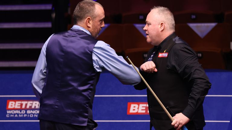 Williams (à gauche) a dépassé John Higgins pour atteindre les quarts de finale