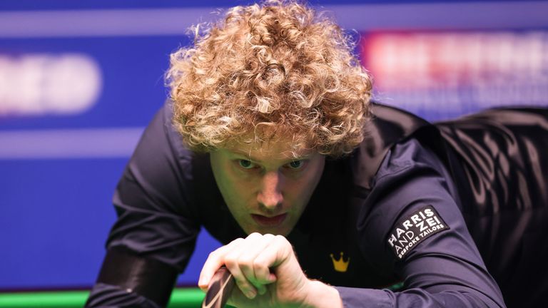 Neil Robertson holds a 6-3 lead over Liang Wenbo going into Sunday's session