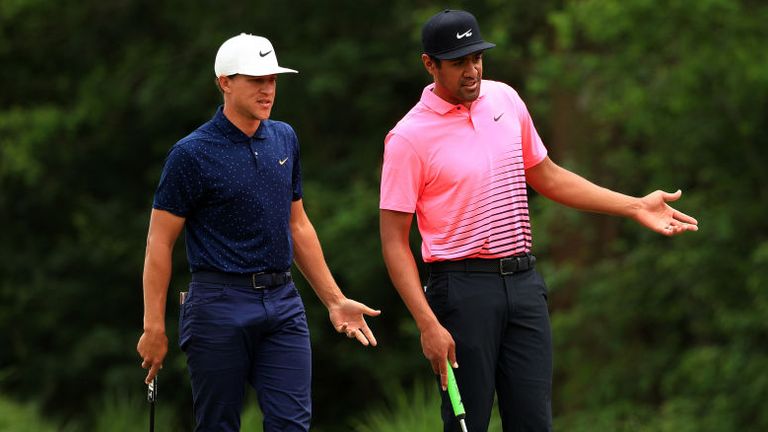 Tony Finau y Cameron Champ hablan sobre un tiro en el cuarto green en su camino a un 68 en la segunda ronda.