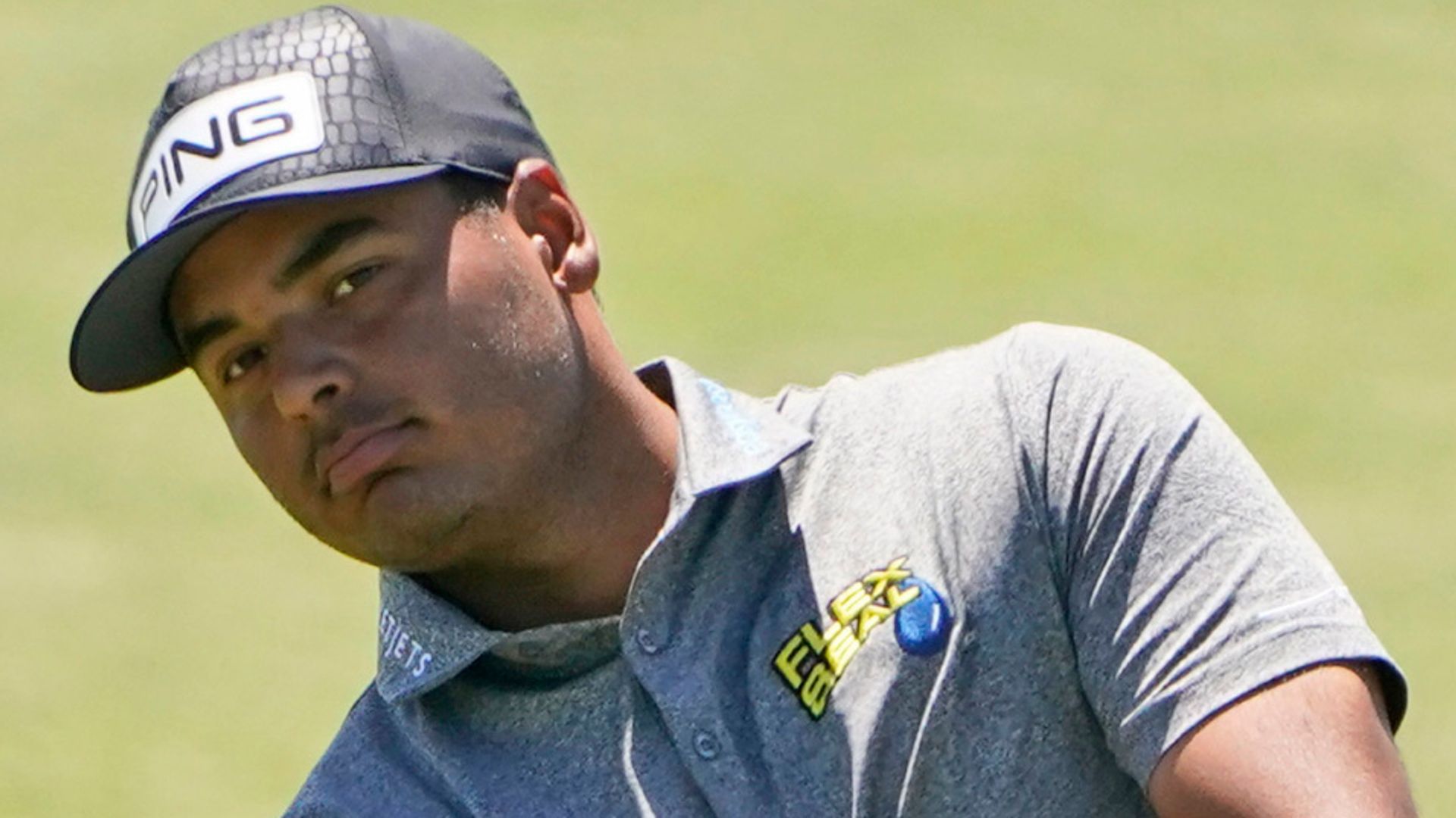 Golfer hits 'rubbish' tee shot into a bin!