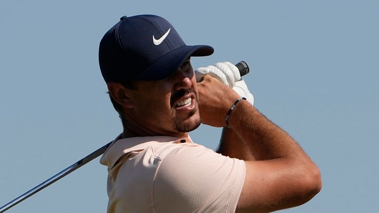 Brooks Koepka recibió algunos golpes en la rodilla cuando la multitud invadió la calle 18