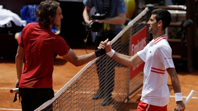 Djokovič (vpravo) a Tsitsipas si potřásají rukou po zápasnické bitvě v Římě