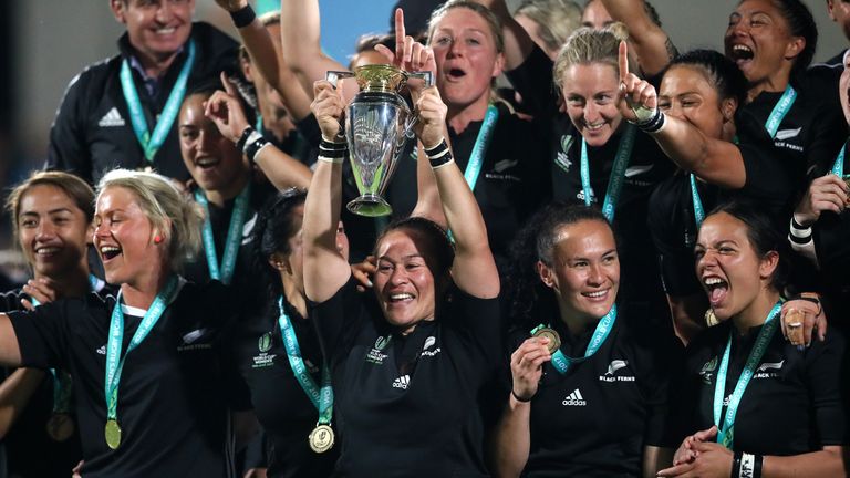 La Néo-zélandaise Fiao'o Faamausili soulève le trophée après la finale de la Coupe du monde féminine 2017 