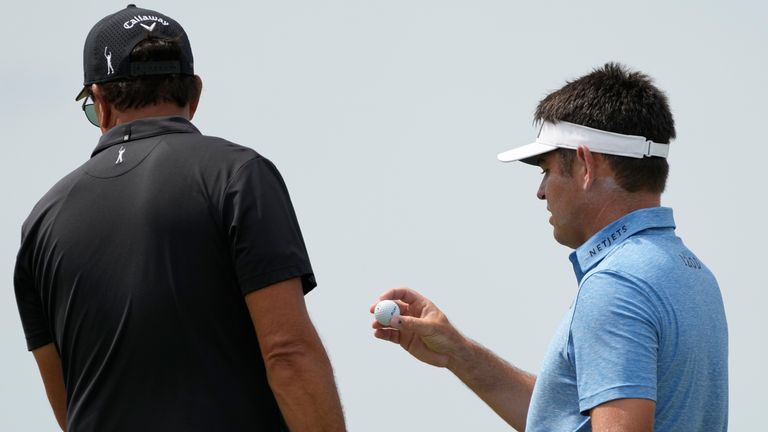 Phil Mickelson bermain bersama Louis Oosthuizen di set terakhir