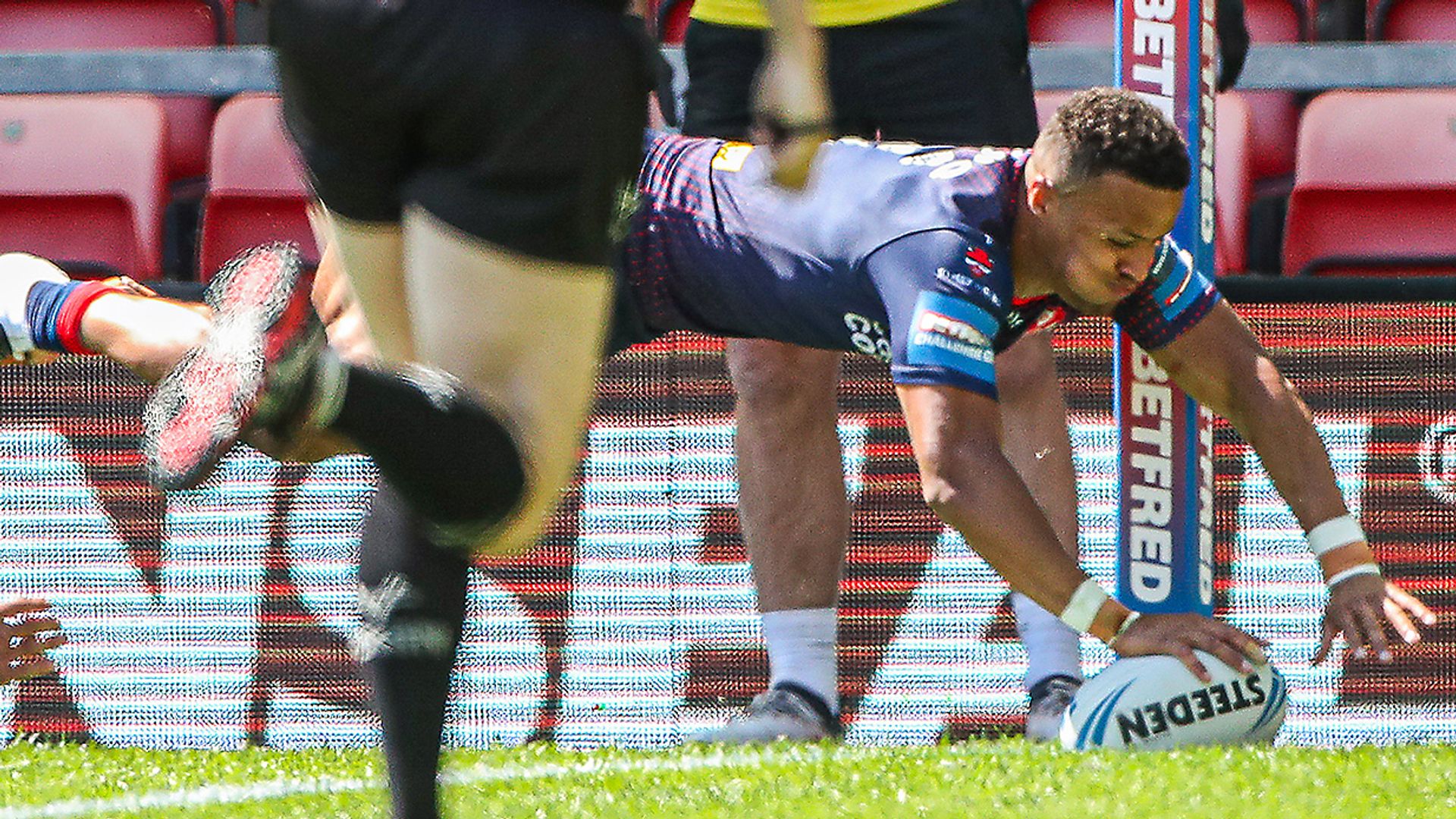 Saints hold off Hull to reach Challenge Cup final