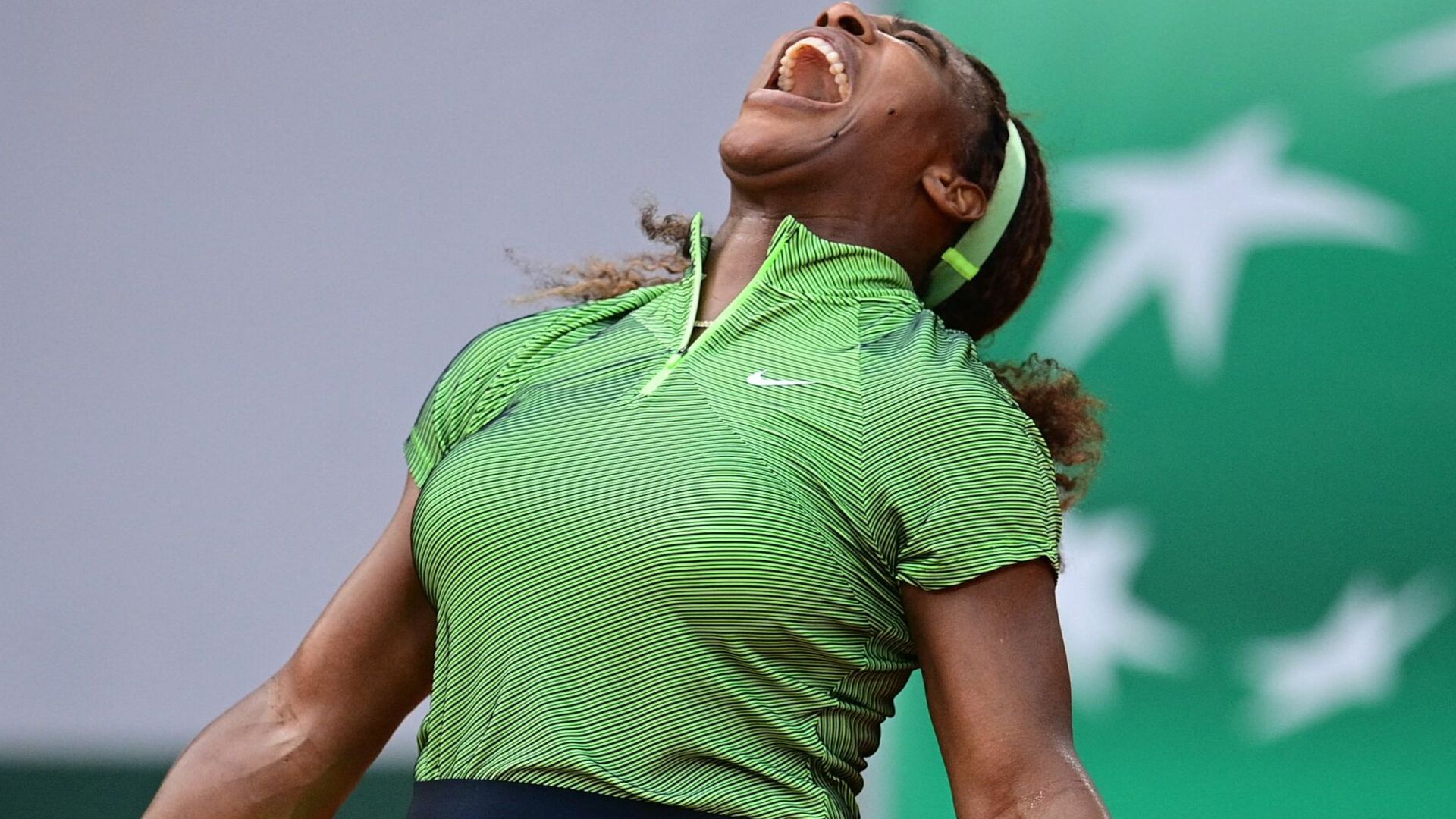 Serena digs deep to reach round three